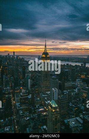 Vue aérienne des gratte-ciels et de la rivière près du célèbre grand Empire State Building à New York City au coucher du soleil en soirée Banque D'Images