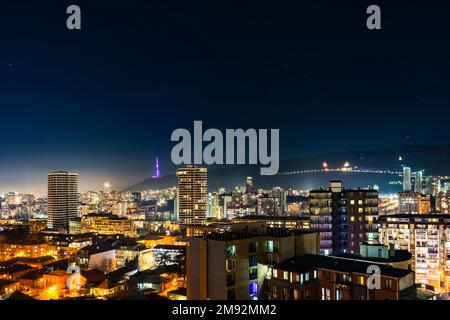 Vue imprenable sur le centre-ville de Tbilissi lors de la réunion 2023 nouvel an avec feux d'artifice la nuit Banque D'Images