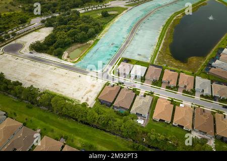 Développement immobilier avec des maisons familiales étroitement situées en construction dans la banlieue de Floride. Concept de développement des banlieues américaines Banque D'Images