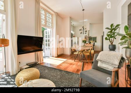 Intérieur moderne de la salle à manger avec télévision au mur Banque D'Images