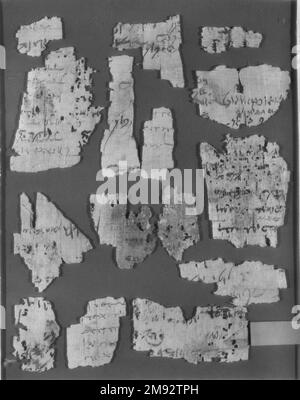 Huit groupes de fragments de Papyrus inscrits en Demotic et en grec huit groupes de fragments de Papyrus inscrits en Demotic et en grec, 664 B.C. E.-395 C.E. Papyrus, encre, 47.218.17a-3: Plus grand fragment: 2 9/16 × 1 9/16 po. (6,5 × 4 cm). Art égyptien, classique, ancien proche de l'est 664 B.C. E.-395 C.E. Banque D'Images