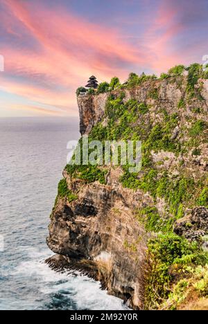 Le temple d'Uluwatu est situé à la pointe sud de Bali, dans le village de Pecatu, dans le district sud de Kuta de Badung. Banque D'Images