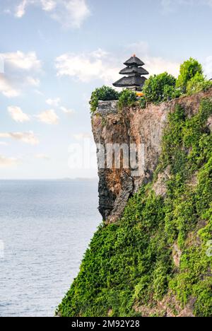 Le temple d'Uluwatu est situé à la pointe sud de Bali, dans le village de Pecatu, dans le district sud de Kuta de Badung. Banque D'Images