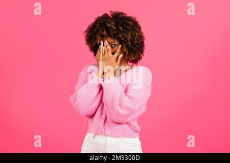 Femme maurique afro-américaine du millénaire effrayée en tenue décontractée couvrant le visage avec les mains et la peur Banque D'Images