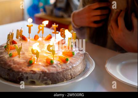 Gâteau d'anniversaire mit bougies Banque D'Images