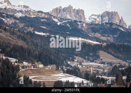 Dolomites en hiver chaud sans beaucoup de neige en janvier 2023, Moena, Italie Banque D'Images