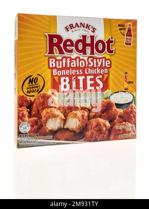 Winneconne, WISCONSIN - 5 janvier 2023 : un paquet de bouchées de poulet désossées de style buffle redhot de Franks sur un fond isolé. Banque D'Images