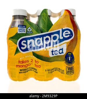 Winneconne, WI - 8 janvier 2023 : un paquet de thé de mangue Snapple sur un fond isolé. Banque D'Images