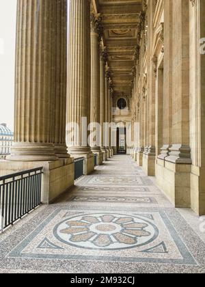 Vue de l'extérieur du Louvre à Paris Banque D'Images