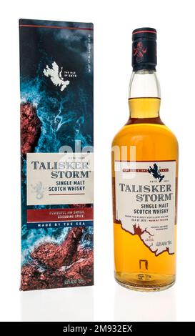 Winneconne, WISCONSIN - 8 janvier 2023 : une bouteille de whisky écossais single malt Talisker Storm sur un fond isolé. Banque D'Images