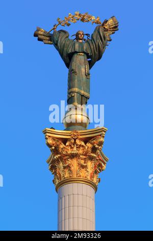 Gros plan de l'esprit féminin sur Berehynia haut de monument de l'Indépendance à Kiev, Ukraine Banque D'Images