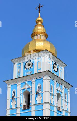 Des nettoyeurs de fenêtres travaillent au clocher de la rue Monastère Golden-Domed de Michael (12th siècle) à Kiev, Ukraine Banque D'Images