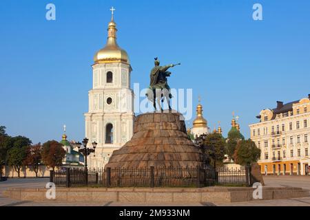 Statue équestre de Bohdan Khmelnytsky (1595-1657), le premier Cosaque Hetman de l'Armée Zaporizhienne, sur la place Sophia à Kiev, en Ukraine Banque D'Images