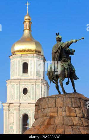 Statue équestre de Bohdan Khmelnytsky (1595-1657), le premier Cosaque Hetman de l'Armée Zaporizhienne, sur la place Sophia à Kiev, en Ukraine Banque D'Images