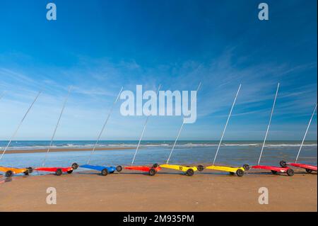 France, Calvados (14), Cabourg, yachts de sable sur la plage Banque D'Images