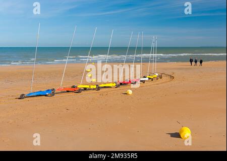 France, Calvados (14), Cabourg, yachts de sable sur la plage Banque D'Images