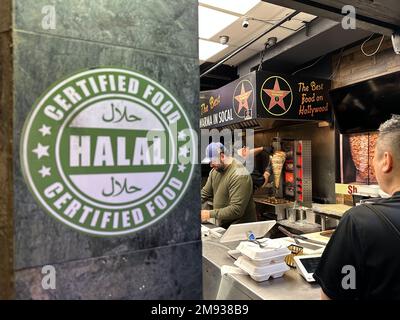 Panneau de cuisine certifié halal à l'extérieur du restaurant méditerranéen Banque D'Images