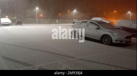 Bantry, West Cork, Irlande, lundi 16 janvier 2023; de la neige légère est tombée à Bantry ce soir. Il est resté collé au sol, ce qui rend les conditions de conduite dangereuses. Les personnes qui ont besoin d'utiliser les feux de croisement et de garder une distance supplémentaire par rapport à la voiture qui précède. Neige sur le sol du parking de l'hôpital général de Bantry. Credit ; ED/Alay Live News Banque D'Images