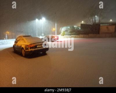 Bantry, West Cork, Irlande, lundi 16 janvier 2023; de la neige légère est tombée à Bantry ce soir. Il est resté collé au sol, ce qui rend les conditions de conduite dangereuses. Les personnes qui ont besoin d'utiliser les feux de croisement et de garder une distance supplémentaire par rapport à la voiture qui précède. Neige sur le sol du parking de l'hôpital général de Bantry. Credit ; ED/Alay Live News Banque D'Images