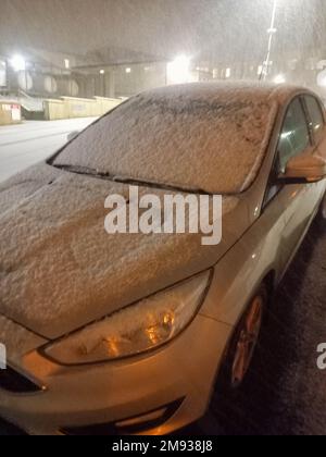 Bantry, West Cork, Irlande, lundi 16 janvier 2023; de la neige légère est tombée à Bantry ce soir. Il est resté collé au sol, ce qui rend les conditions de conduite dangereuses. Les personnes qui ont besoin d'utiliser les feux de croisement et de garder une distance supplémentaire par rapport à la voiture qui précède. Neige au sol du parking de l'hôpital général de Bantry et voitures couvertes. Credit ; ED/Alay Live News Banque D'Images