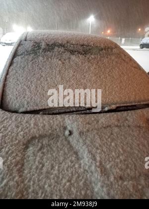 Bantry, West Cork, Irlande, lundi 16 janvier 2023; de la neige légère est tombée à Bantry ce soir. Il est resté collé au sol, ce qui rend les conditions de conduite dangereuses. Les personnes qui ont besoin d'utiliser les feux de croisement et de garder une distance supplémentaire par rapport à la voiture qui précède. Neige au sol du parking de l'hôpital général de Bantry et voitures couvertes. Credit ; ED/Alay Live News Banque D'Images