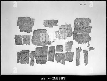 Fragments de papyrus inscrits en grec ou en copte fragments de papyrus inscrits en grec ou en copte, 395-642 C.E. Papyrus, encre, verre : 8 7/16 x 11 1/4 po. (21,5 x 28,5 cm). Art égyptien, classique, ancien proche de l'est 395-642 C.E. Banque D'Images