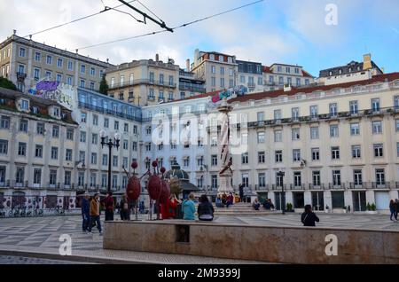 Sculptures d'œuvres d'art en face de Praça do Municipio, place municipale de Lisbonne, Portugal. Hôtel de ville de Lisbonne. Novembre 2022. Banque D'Images