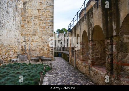 Castelo de S. Jorge. St. Château George à Lisbonne, Portugal. Vue depuis l'intérieur du château. Novembre 2022. Banque D'Images