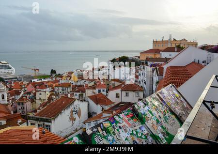 Vue sur le toit de la ville et du port de croisière du quartier d'Alfama à Lisbonne, Portugal. Port de croisière de Lisbonne Jardim do Tabaco Quay. Novembre 2022. Banque D'Images