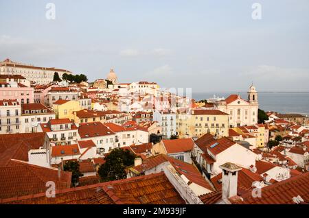 Vue sur le toit de la ville et du port de croisière du quartier d'Alfama à Lisbonne, Portugal. Port de croisière de Lisbonne Jardim do Tabaco Quay. Novembre 2022. Banque D'Images