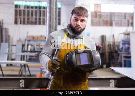 Portrait d'un soudeur confiant dans un atelier d'usine Banque D'Images