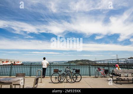 SAN FRANCISCO, USA - AVRIL 2016 : le port de plaisance de la ville de San Francisco, vue depuis la jetée. Marche le long du remblai de la ville. Californie, États-Unis. Banque D'Images