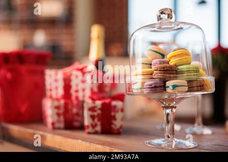 Vide salon rempli de cadeaux romantiques et de roses rouges, attendant que le petit ami et la petite amie viennent et profiter de la Saint Valentin. Maison pleine de ballons et de vin mousseux. J'adore le concept de vacances Banque D'Images