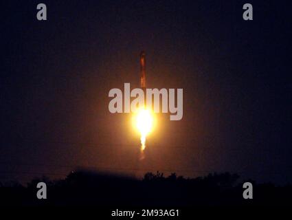 Cape Canaveral, Floride, États-Unis. 15th janvier 2023. SpaceX a lancé un Falcon Heavy secret Air Force Launh à partir du LC-39A Kennedy Space Center huit minutes après le lancement les deux boosters principaux ont atterri à la station de la Force spatiale de Cape Canaveral à LZ1 et LZ2 Credit: Julian Leek/Alay Live News Banque D'Images