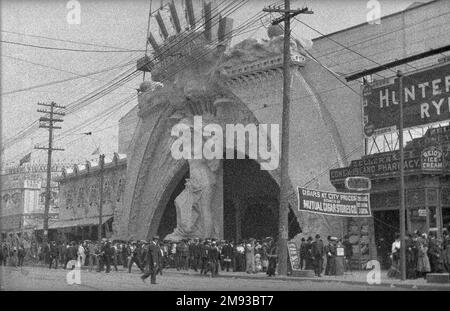 Entrée à Dreamland, Coney Island Eugene Wemlinger. Entrée à Dreamland, Coney Island, 1908. Négatif nitrate de cellulose, 5 1/2 x 3 1/2 po. (14 x 8,9 cm). Le Dreamland de William H. Reynolds, construit en 1904, était le troisième des parcs d’attractions historiques de l’île Coney. Dans un effort pour attirer un public de classe moyenne qui autrement pourrait être découragé par les excès de Coney, son design tout blanc et plus traditionnel, en ligne avec l'exposition colombienne de la ville blanche de Chicago en 1893, a signalé la pureté plutôt que d'offrir l'exotisme orientaliste de l'architecture imaginaire de Luna Park Banque D'Images