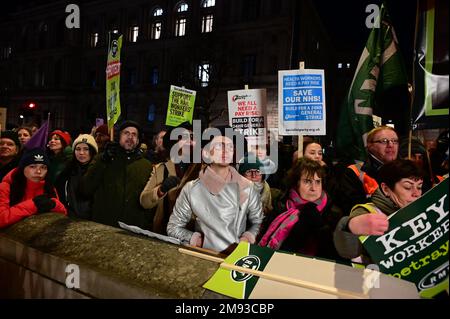 Downing Street, 16 janvier 2023. Londres, Royaume-Uni. Syndicats les travailleurs et les travailleurs de la classe inférieure défendent le droit de grève et le droit. Proteste contre un salaire vivant d'un gouvernement qui tente d'utiliser diviser et gouverner et le racisme pour diviser notre résistance. Crédit : voir Li/Picture Capital/Alamy Live News Banque D'Images