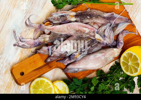 Calamars cru sur table en bois Banque D'Images