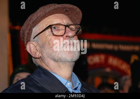 Londres, Royaume-Uni. 16th janvier 2023. Jeremy Corbyn, député, ancien chef du Parti travailliste, à la manifestation. Des manifestants et des orateurs se rassemblent en face de Downing Street pour la démo d'urgence « Protégez le droit de grève », comprenant des membres du RMT, TUC, assez au Royaume-Uni, les travailleurs du NHS disent NON et d'autres organisations actuellement impliquées dans les plans d'action de grève. Credit: Imagetraceur/Alamy Live News Banque D'Images