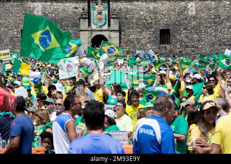 Salvador, Bahia, Brésil - 13 mars 2016: Les manifestants aux drapeaux brésiliens appellent à la destitution de Dilma Rousseff Banque D'Images