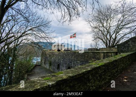 Saint Sébastien , Espagne - 29 décembre 2022: Le Castillo de la Mota, la forteresse de Saint Sébastien, sur l'Urgull. Banque D'Images