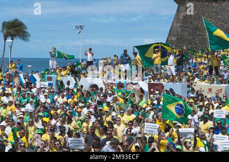 Salvador, Bahia, Brésil - 13 mars 2016: Les manifestants aux drapeaux brésiliens appellent à la destitution de Dilma Ruosseff. Salvador, Brésil Banque D'Images