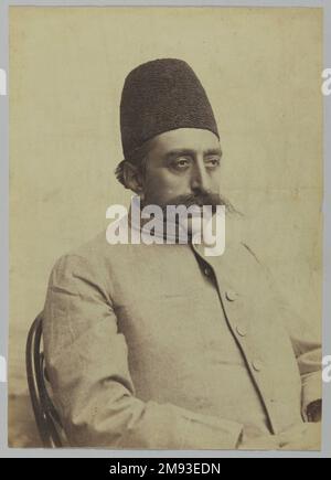 Studio Portrait de Mozaffar al-DIN Shah en tenue informelle, l'une des 274 photographies anciennes , 1875-1925. Photographie argentée à l'albumine, 9 3/16 x 6 1/2 po (23,3 x 16,5 cm). Ce portrait informel de Muzaffar al-DIN Shah (r. 1896–1907) a été attribué à «Abdallah Qajar, qui a servi comme photographe de cour à Nasir al-DIN Shah. Il a ensuite dirigé le département de photographie du Dar al-funun, une institution d'enseignement supérieur d'inspiration européenne où les artistes ont appris à produire des portraits dans divers médias et traditions. «Abdallah Qajar possédait également un studio commercial à côté du Dar al-funun, Whic Banque D'Images