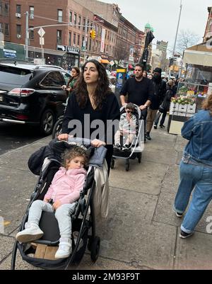 Les parents poussent des poussettes le long de 7th Avenue dans le quartier de Park Slope, ce qui reflète qu'il s'agit d'une communauté familiale à Brooklyn, New York. Banque D'Images