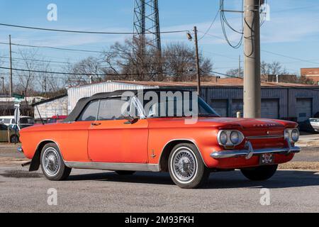 Vintage antique 1963 Red Chevrolet Corvair 900 Monza Spyder cabriolet, une voiture arrière refroidi par air moteur ou voiture garée à Montgomery Alabama, États-Unis. Banque D'Images