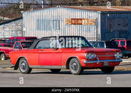 Vintage antique 1963 Red Chevrolet Corvair 900 Monza Spyder cabriolet, une voiture arrière refroidi par air moteur ou voiture garée à Montgomery Alabama, États-Unis. Banque D'Images