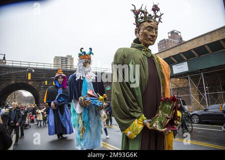 2023 Parade des trois Rois le long de 3rd Avenue dans Spanish Harlem, accueilli par El Museo del Barrio, la principale institution culturelle latino de New York. Une des grandes marionnettes artistiques El Museo del Barrio qui mènent la parade chaque année. Banque D'Images