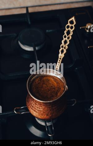 Préparation du café turc en cuivre traditionnel Cezve Banque D'Images