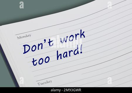 Ne travaillez pas trop dur conseils note dans une page de journal Banque D'Images