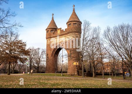 Hartford, CT - USA - 28 décembre 2022 vue des soldats et marins Memorial Arch dans le parc Bushnell, un design éclectique avec deux tours normandes et un Banque D'Images