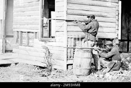 Soldats américains de couleur (USCT) pendant la guerre de Sécession dans une ferme abandonnée à Dutch Gap, Virginie, 1864 Banque D'Images